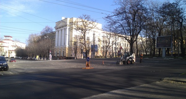 В Днепропетровске брусчатку на главном проспекте закатали в асфальт 