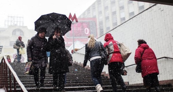 Москву засыпает первым снегом