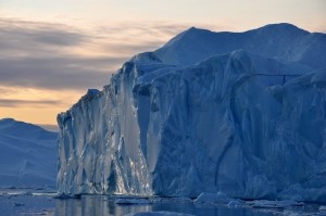 Ученые: отколовшийся в Антарктике огромный айсберг угрожает кораблям