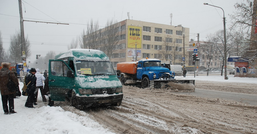 С первым снегом водителей попросят парковаться по правилам