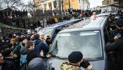 Фоторепортаж спасения Саакашвили от СБУ: слезоточивый газ, драки и кровь 