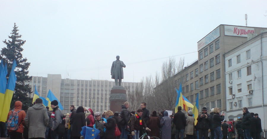 Над Донецким евромайданом  развеваются флаги Украины, ЕС и Германии.