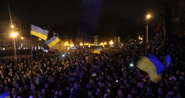 На львовском Евромайдане раздают бутерброды и собирают деньги