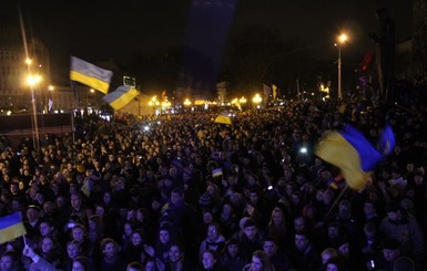 На львовском Евромайдане раздают бутерброды и собирают деньги