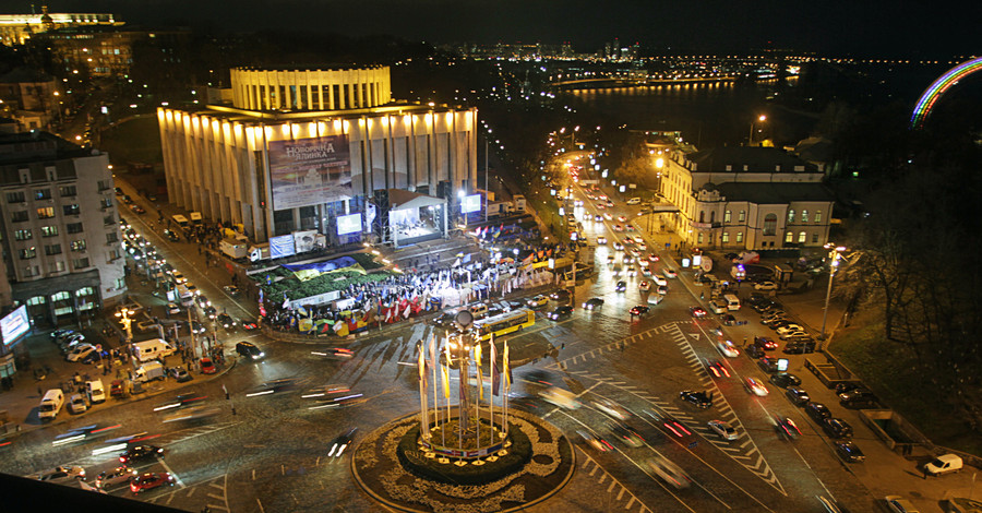 Евромайдан забит людьми: движение перекрыто