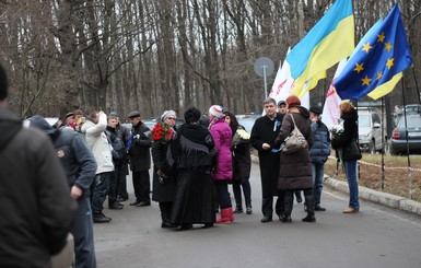 В палате Тимошенко открыли окно, чтобы экс-премьер услышала поздравления с днем рождения 