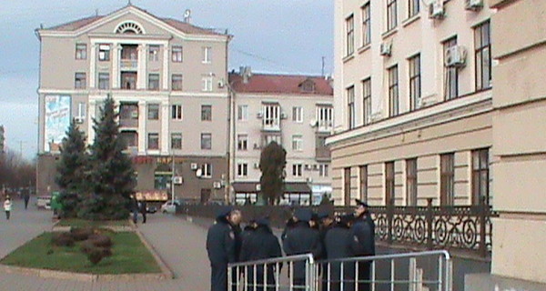 В Запорожье митингующие заблокировали машины чиновников