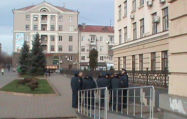 В Запорожье митингующие заблокировали машины чиновников