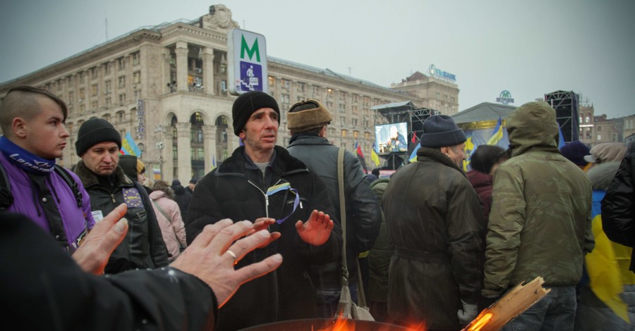 На Майдане идет снег, люди греются у костров