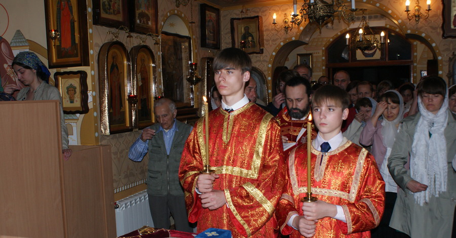 Танцоры-чемпионы служат в церкви пономарями 