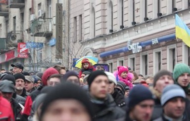 Митингующие перекрыли выходы из перехода метро, ведущие к Монументу Независимости