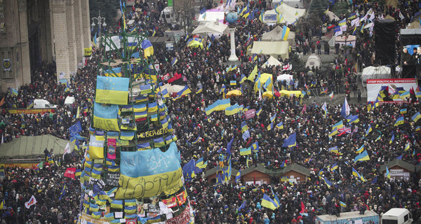  Митингующие цепляют флаги Украины  на удочки