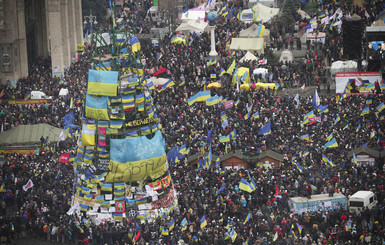  Митингующие цепляют флаги Украины  на удочки