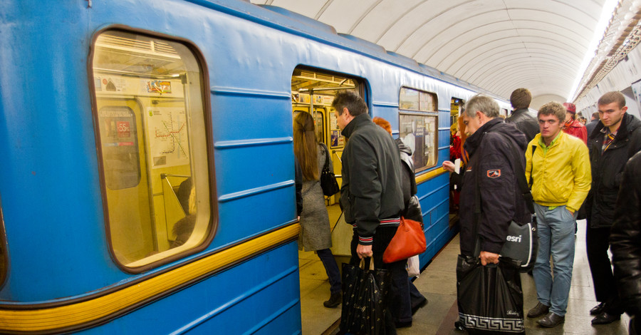 В Киеве четыре часа искали бомбу на одной станции метро