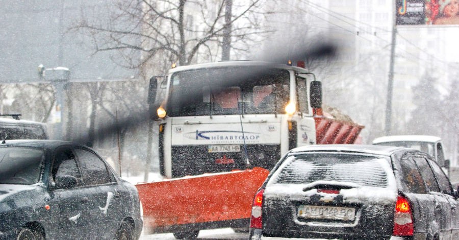 Снег на голову: в Киеве на улицах работают БТР и армия дворников