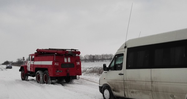 На трассе под Запорожьем маршрутка застряла в сугробе