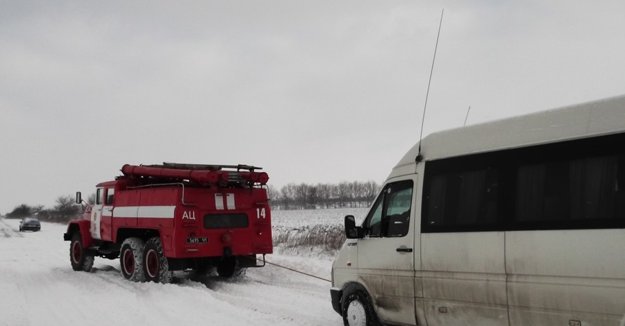 На трассе под Запорожьем маршрутка застряла в сугробе