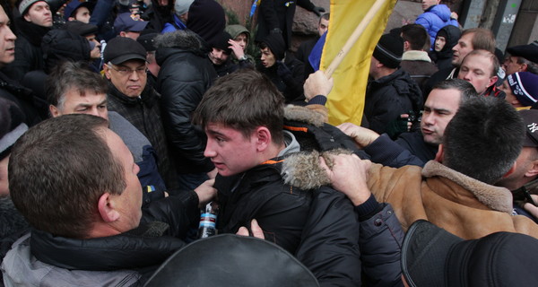 Митингующие закрылись в КГГА