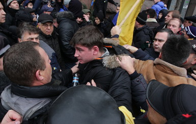 Митингующие закрылись в КГГА