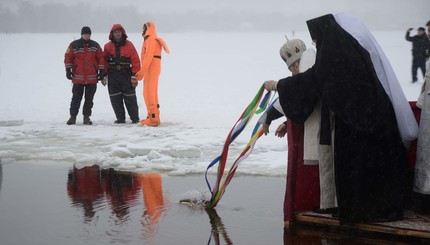 Онуфрий святит воды Днепра