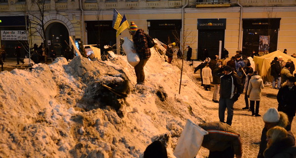 На Евромайдане караулят баррикады и ждут гостей из Донецка и Львова