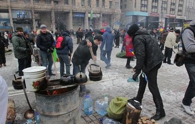 Возле КГГА митингующие играют на пианино