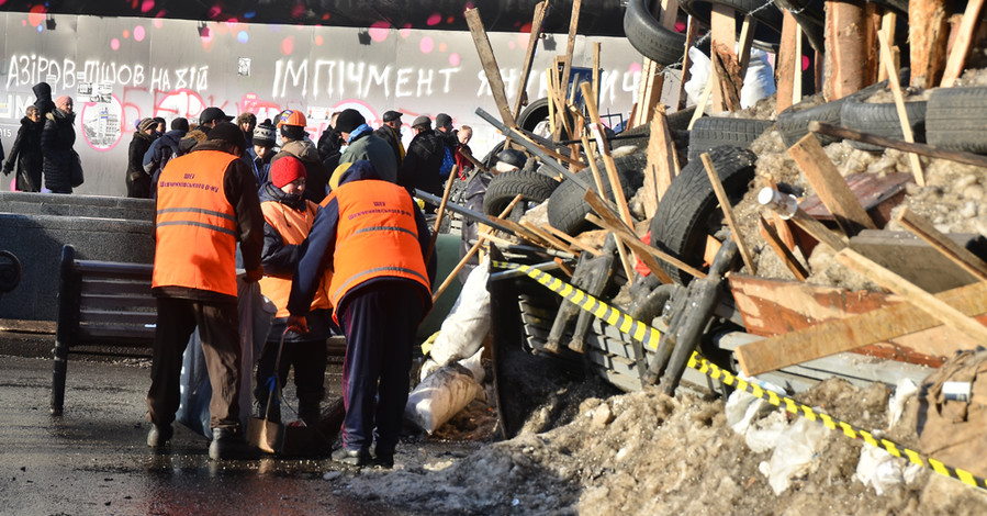 На Евромайдане объявили войну мусору