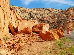 В Сочи камнепад сбил с путей электровоз