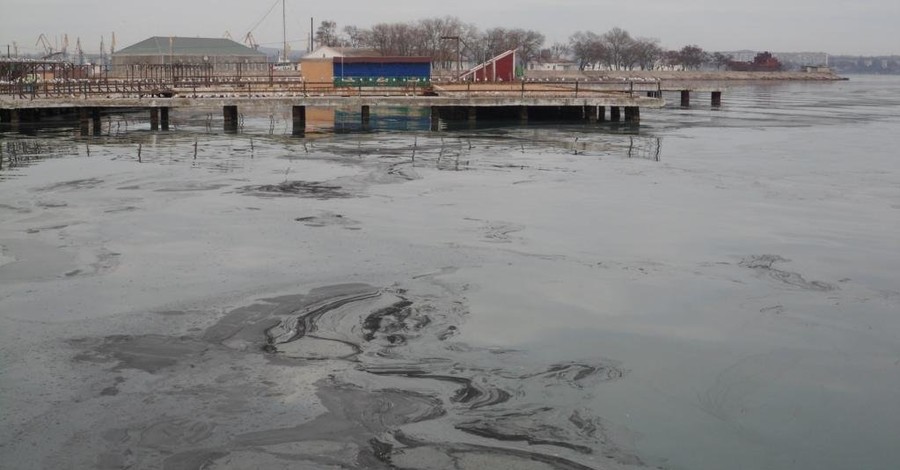 Странные пятна в Черном море могут быть сажей или угольной пылью