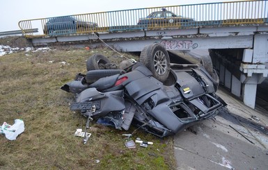 Во внедорожнике, слетевшем с моста под Харьковом, погибли четверо 