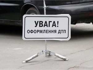 Под Киевом двое угонщиков врезались в фуру