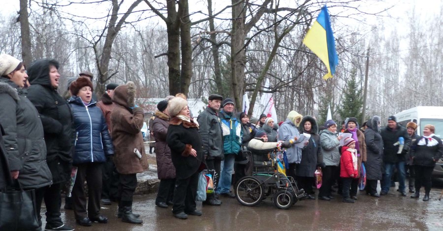 Харьковские активисты поздравили Тимошенко с Рождеством колядками и пирогами 