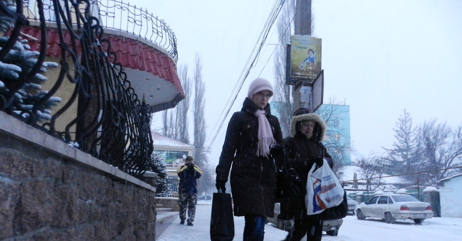 Скользкие улицы в Симферополе посыпают по примеру Японии