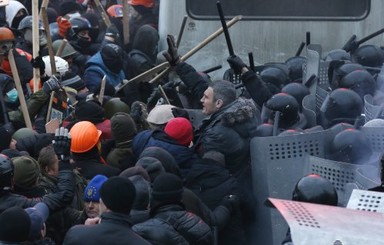 Митингующие массово обращаются к врачам, правоохранители заявляют о 12-ти пострадавших