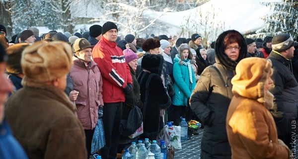 В Харькове верующие выстроились в километровые очереди, чтобы посвятить воду