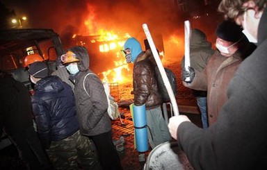 На Грушевского собрались около трех тысяч активистов