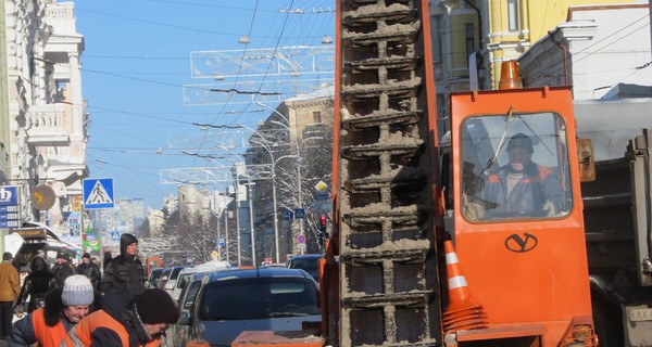 Горожане обмораживаются и чистят снег