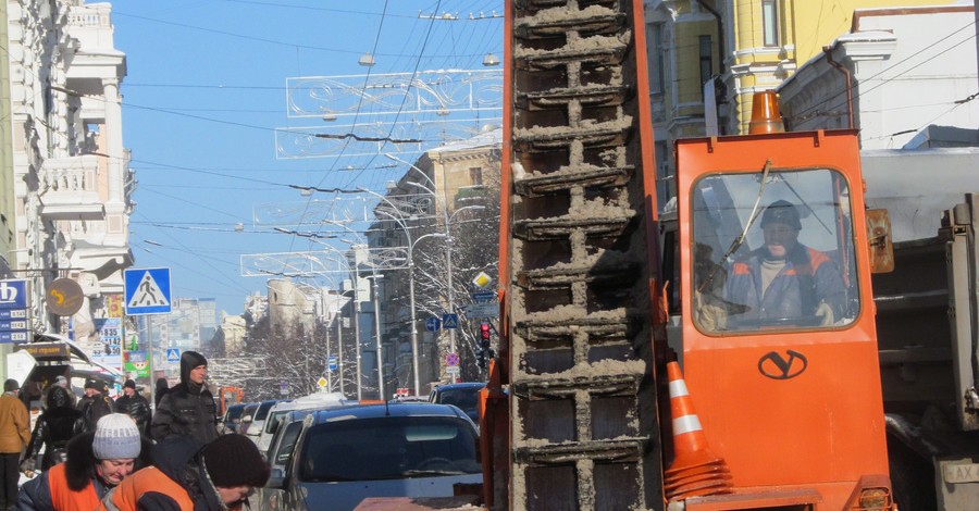 Горожане обмораживаются и чистят снег