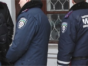 В Полтаве поющий начальник МВД успокоил митингующих