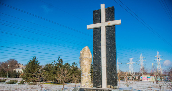 В Запорожье изуродовали памятник жертвам Голодомора