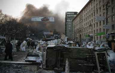 Активисты подожгли мост влюбленных