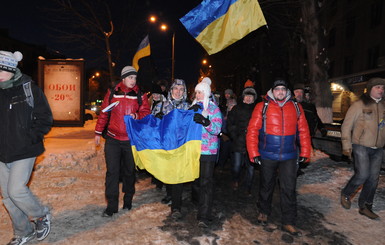 Харьковских евромайдановцев атаковали петардами