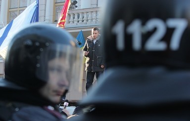 В Запорожье люди характерной внешности и милиция избивают митингующих