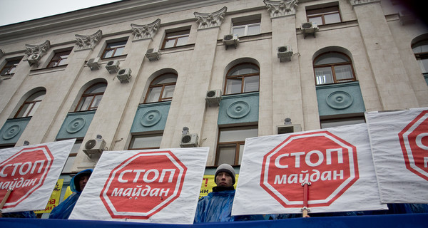 День митингов в Симферополе: админздания от захвата защищали палками и битами