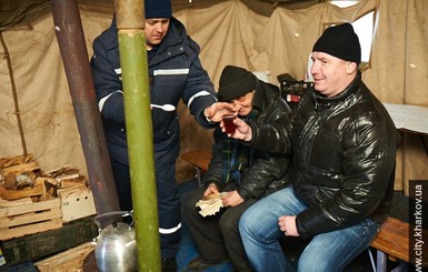 Спасатели отогревают народ в палатках