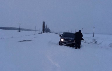 Непогода в Одесской области: заторы на трассах, двухметровые сугробы и сотня сел без света