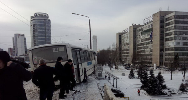 Пассажирский автобус едва не упал в реку с моста