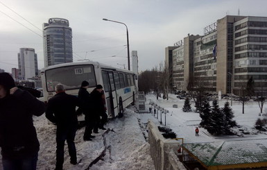 Пассажирский автобус едва не упал в реку с моста