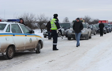 Во Львове гаишники спасли семью с двумя детьми, застрявшую в сугробах