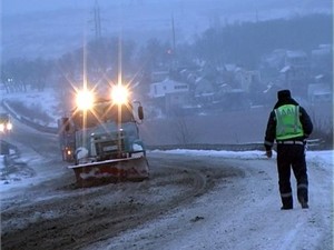 На Львовщине из снежной ловушки спасли семью с маленькими детьми